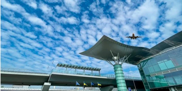 Латвійська авіакомпанія airBaltic готова відновити польоти до трьох українських міст, як тільки дозволять умови безпеки